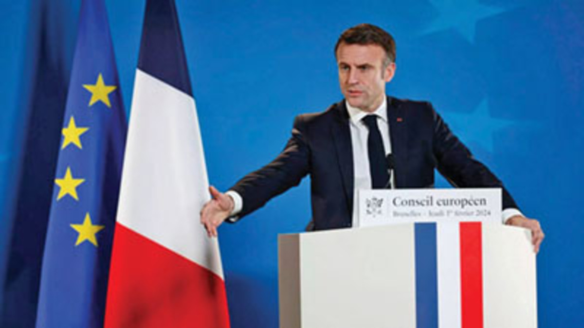 چرخش پاریس از روی ناچاری