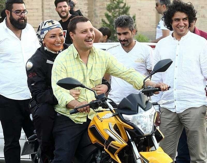 عشق و حال جواد عزتی با خانم بازیگر به وقت موتور سواری! عشق و حال جواد عزتی با خانم بازیگر به وقت موتور سواری!