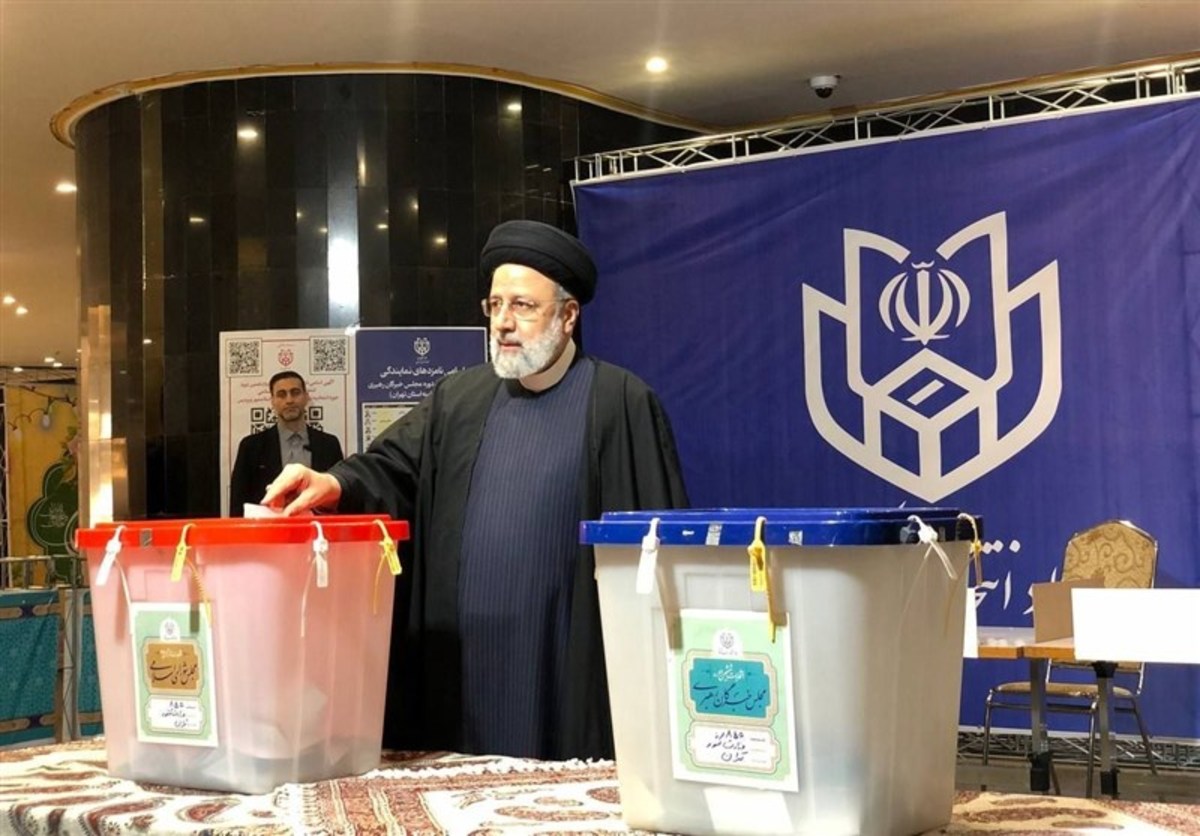 رئیسی در ستاد انتخابات کشور، آرای خود را به صندوق انداخت