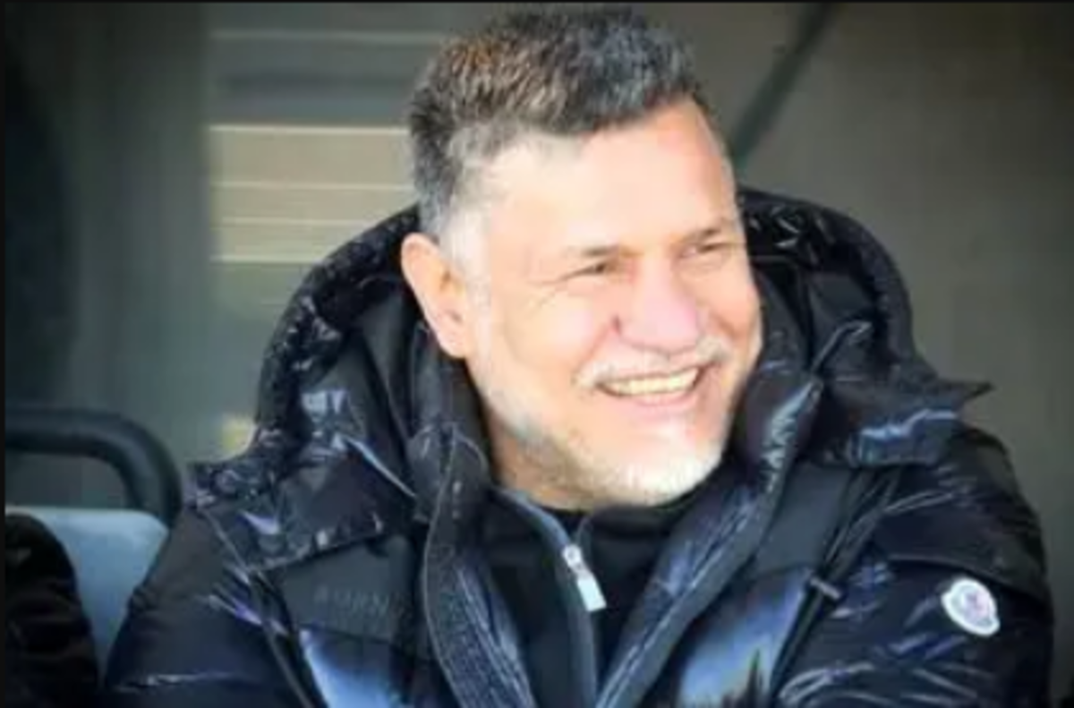 عکس لو رفته از اسطوره فوتبال ایران کنار یک داف خوشگل در پیست اسکی!