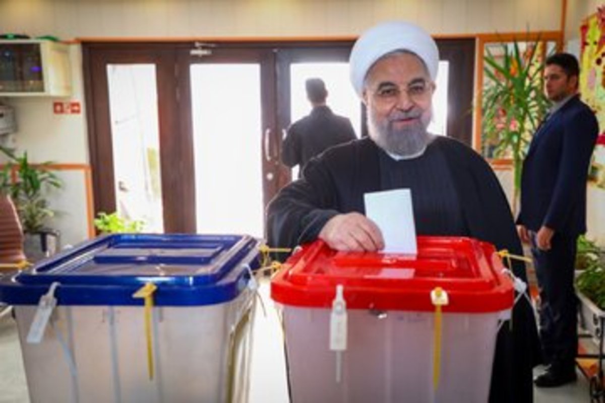 عکس یادگاری حسن روحانی در پای صندوق‌های اخذ رای