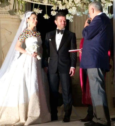 ابرو گوندش پس از طلاق از همسر ایرانی اش دوباره ازدواج کرد / خانم خواننده زیباترین لباس عروس را پوشید!