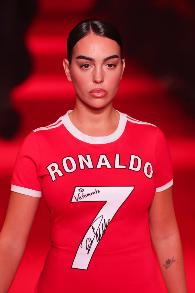 جورجینا رودریگز با پیراهن قرمز رنگ کریستیانو رونالدو دل دوستداران فوتبال را سوزاند