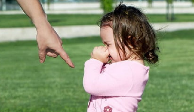 در تربیت کودک خود به حرف مردم بی اعتنا باشید