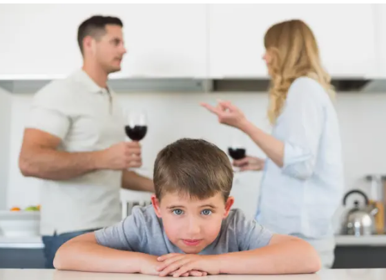 تحقیقات می‌گوید والدینی که پسر دارند بیشتر به سیگار و الکل رو می‌آورند
