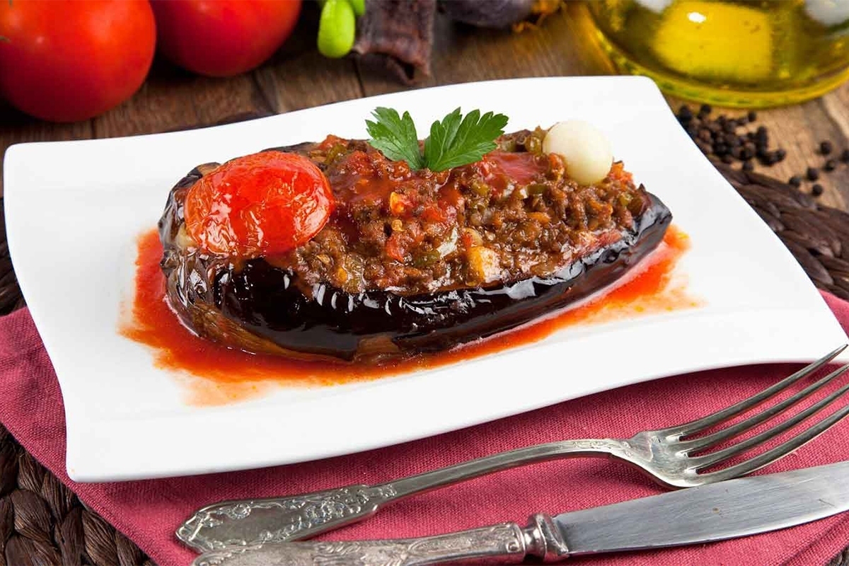 بادمجان شکم‌پر با سس مخصوص؛ غذای ویژه تبریزی‌ها