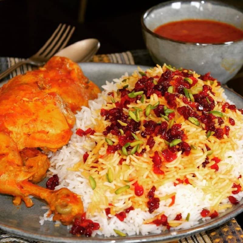 زرشک پلو با مرغ یک غذای محبوب و دلچسب برای ایرانی‌ها