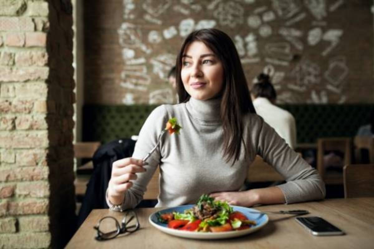 چه زمانی صبحانه و شام بخوریم تا شکم‌مان بزرگ نشود؟