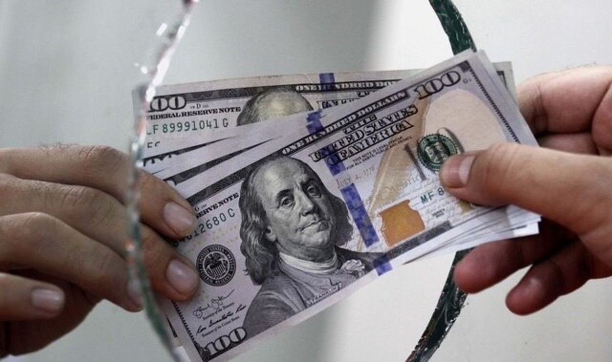تحویل ارز به زائران حرم الهی، نبوی و حسینی در فرودگاه کرمان