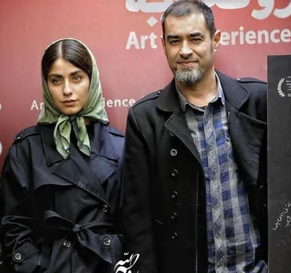 شهاب حسینی با ریش مدل جدید در کنار همسرش در اکران خصوصی