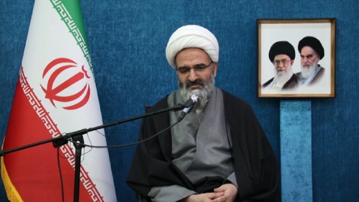 خانواده شهدا جهادگران عرصه تبیین هستند