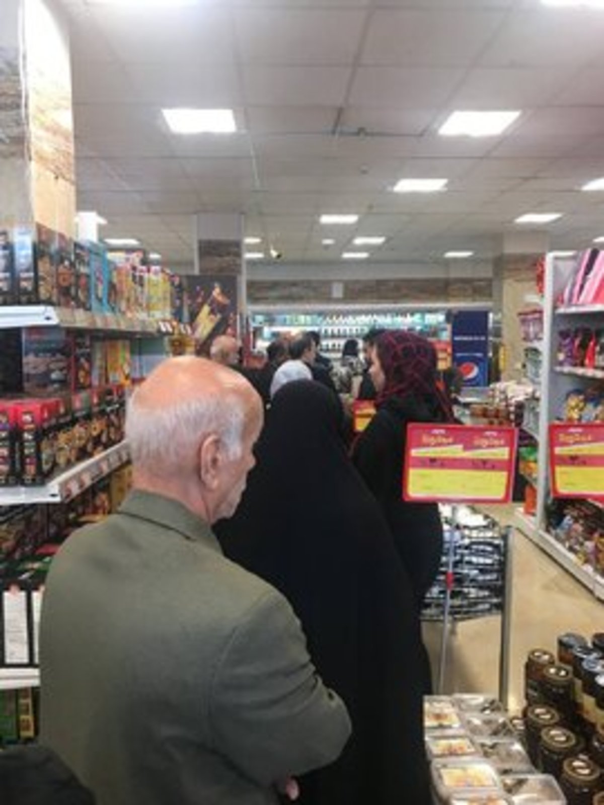 انتظار متقاضیان گوشت ارزان در صف‌های طولانی