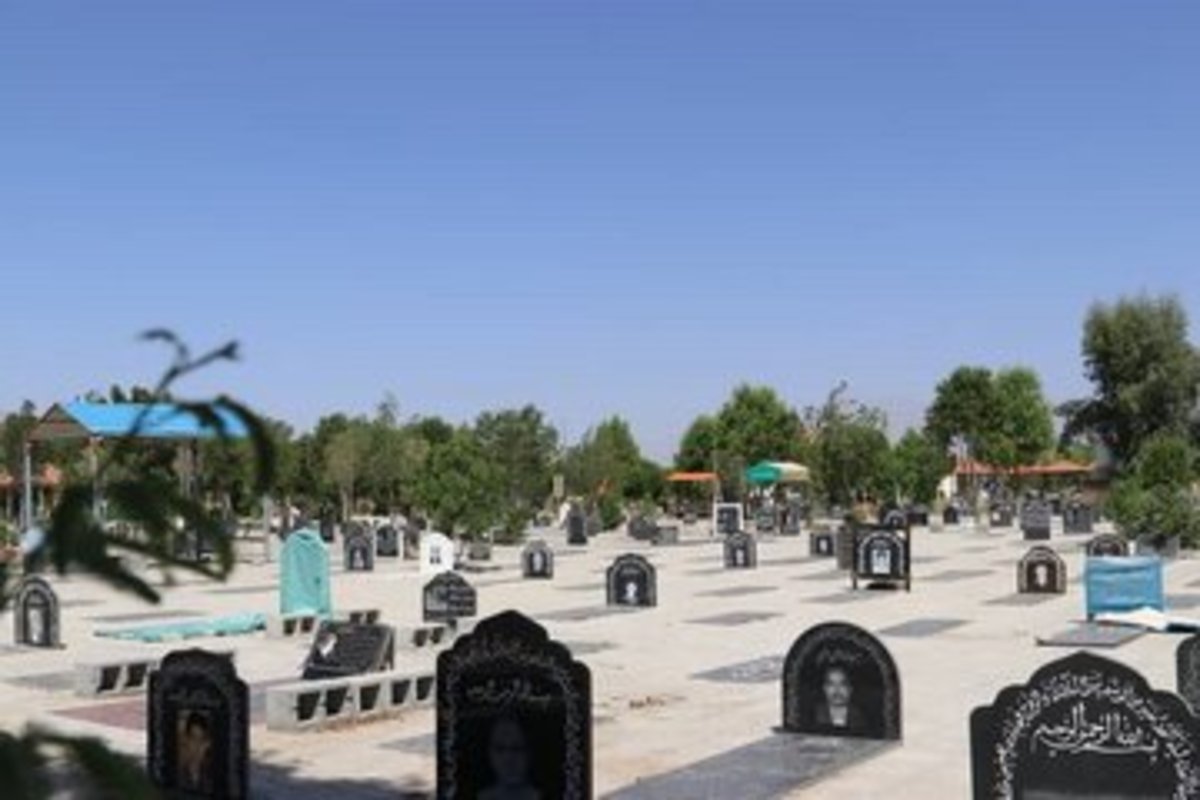 صرف هزینه برای دیوار کشی آرامستان بندرعباس