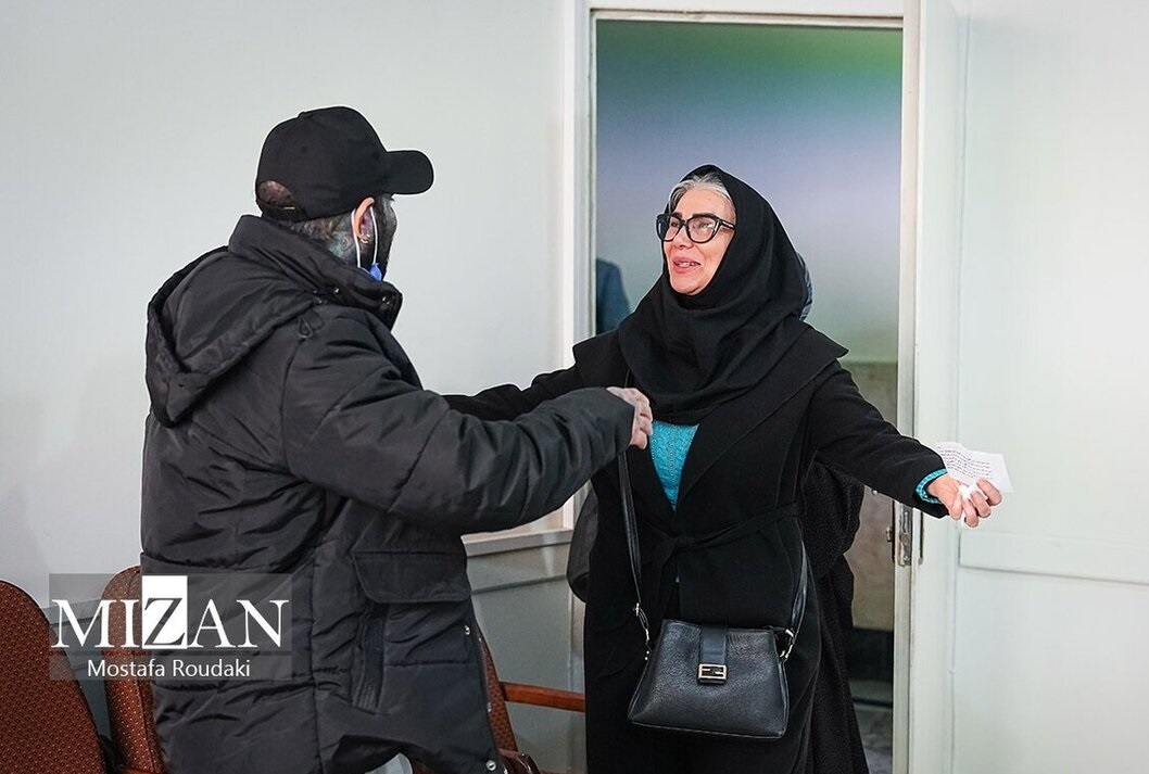 عکسی از آغوش عاشقانه مادر تتلو با پسرش در زندان