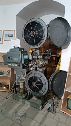 نمایشگاه دوربین‌های قدیمی در ایستگاه راهنمایی مسافرین نوروزی ورامین افتتاح شد