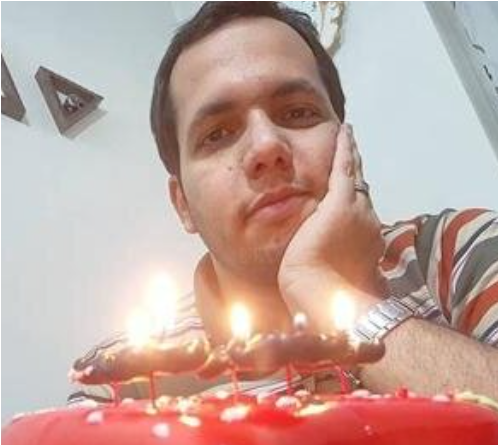جشن تولد ساده و خلوت حامد سلطانی، مجری ویژه برنامه سال تحویل همراه یک کیک شیک در خانه اش+عکس