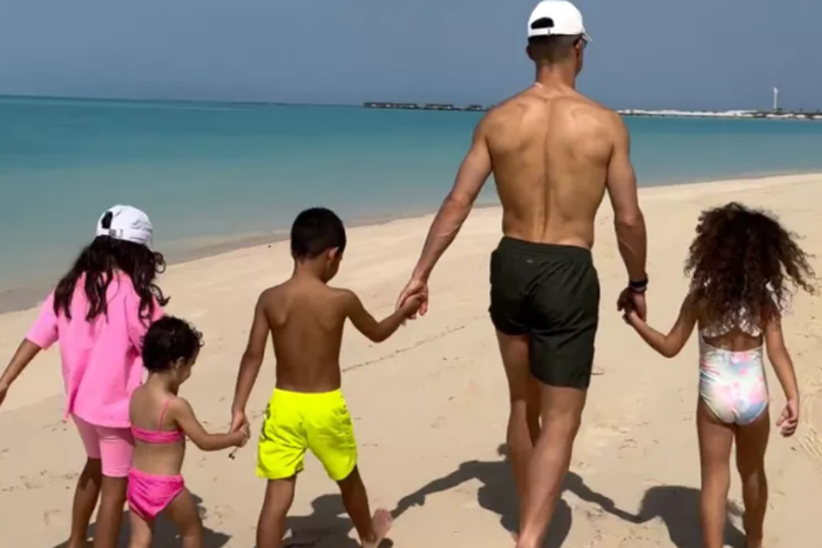 کریستیانو رونالدو دست در دستان فرزندانش به بهشت می‌رود