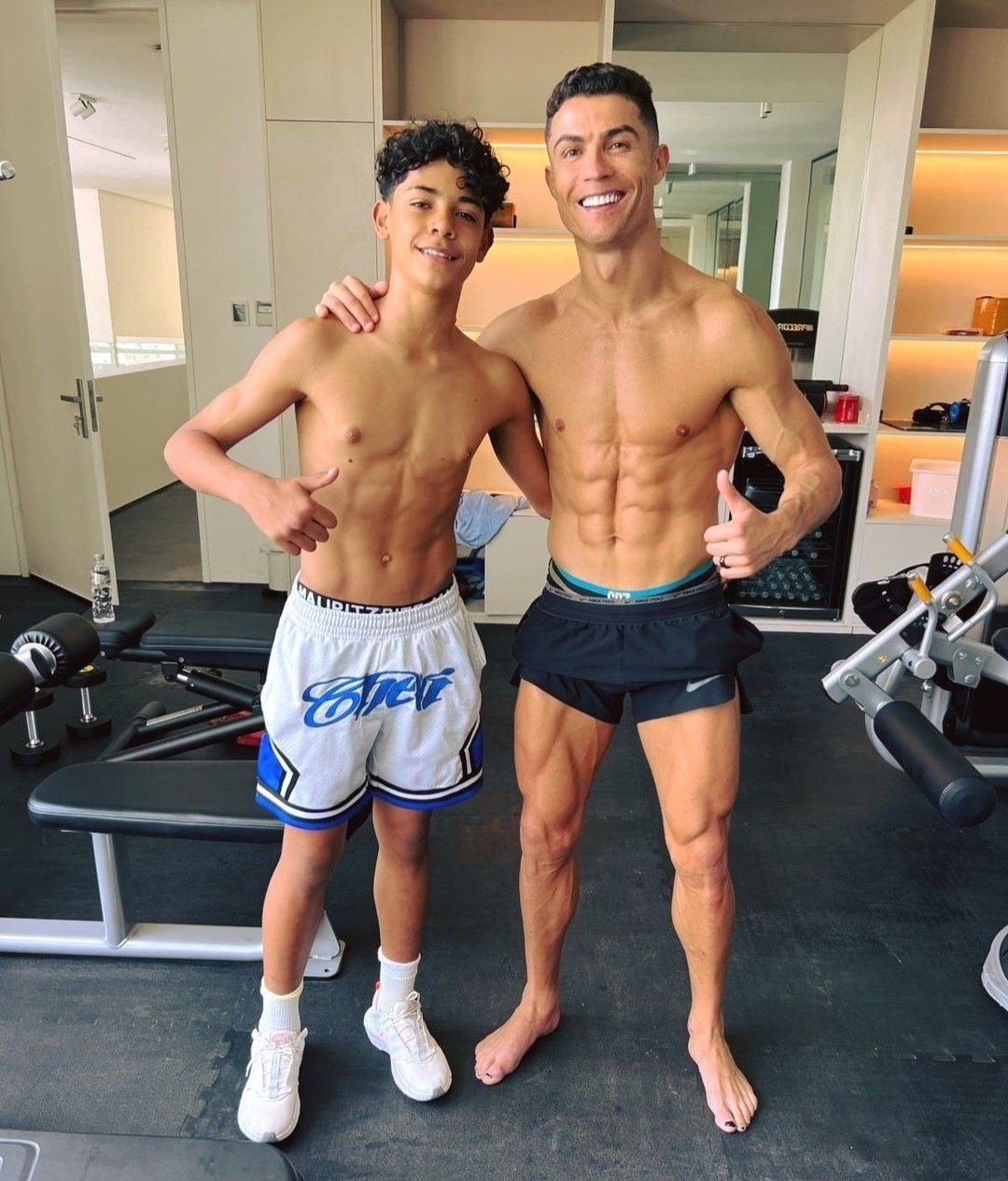 رقابت کریستیانو رونالدو با پسرش برای نشان دادن آمادگی جسمانی بالای خود / عکس