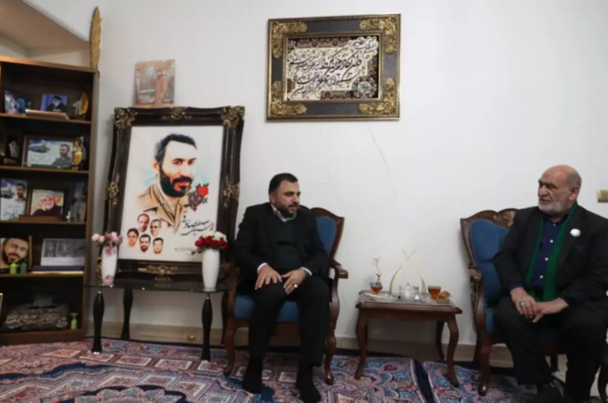 وزیر ارتباطات به دیدار خانواده شهید مدافع حرم رفت