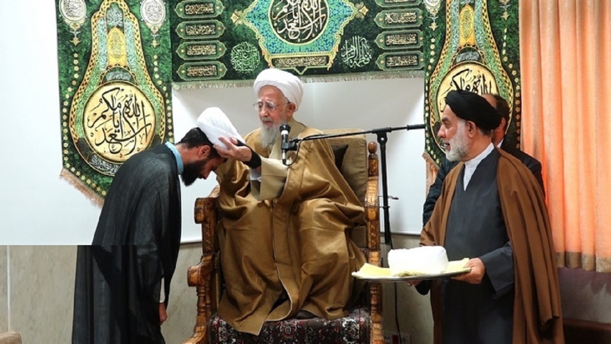عمامه گذاری طلاب حوزه علمیه قم در روز نیمه شعبان