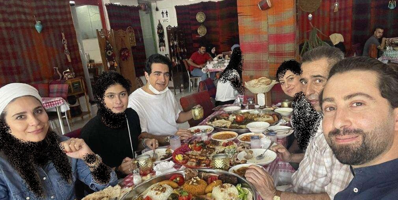 میز شام رنگی و خوشمزه خانواده پر جمعیت همایون شجریان در یک رستوران شیک/ سحر دولتشاهی چقد با دختر همایون صمیمیه! میز شام رنگی و خوشمزه خانواده پر جمعیت همایون شجریان در یک رستوران شیک/ سحر دولتشاهی چقد با دختر همایون صمیمیه!