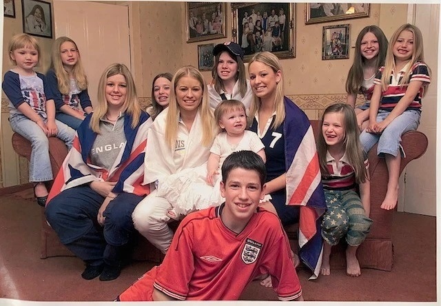 قانون عجیبی که ۱۲ خواهرِ تنها پسر خانواده انگلیسی برایش وضع کرده اند