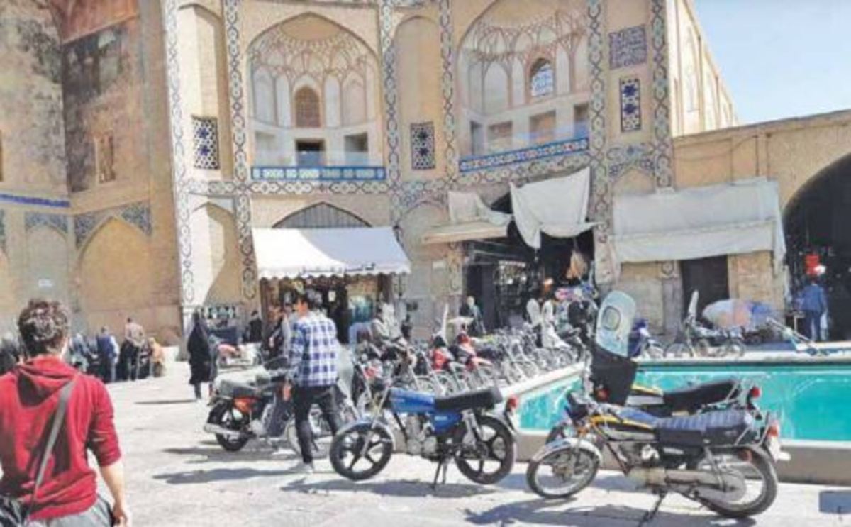ویراژ موتورسواران در میدان نقش جهان