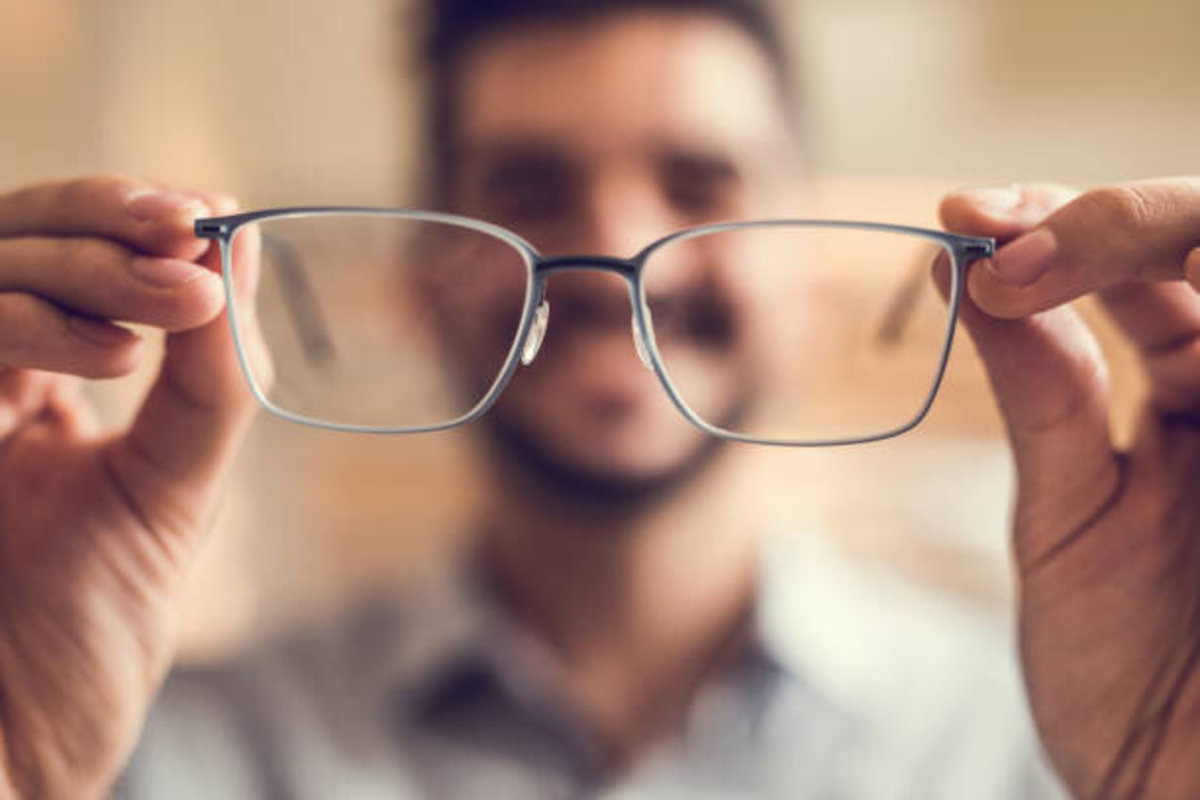 چطور زمان خریدن عینک مطالعه را بفهمیم؟