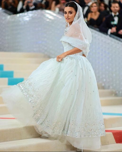 لباس زیبای پنه‌لوپه کروز در مراسم مت گالا +عکس