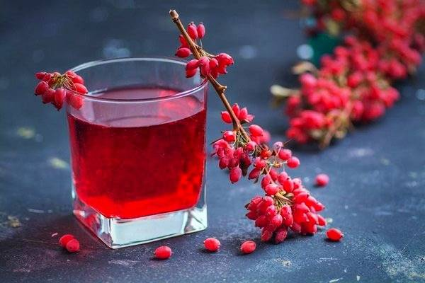 طرز تهیه آب زرشک خانگی به دو روش حرفه‌ای