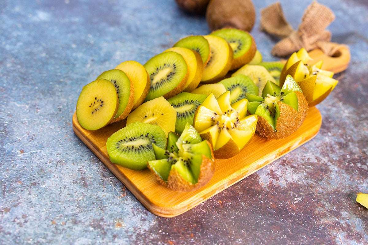 چه کسانی نباید پوست کیوی را بخورند؟