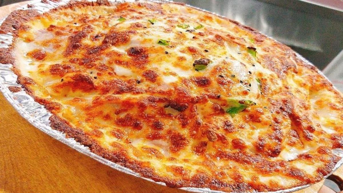 با این روش یک بشقاب داغ پر پنیر و کشدار به سبک فست فودی‌ها درست کنید