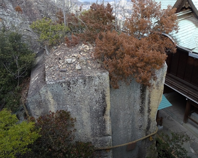 ایشی-نو-هودن، صخره‌ای شناور که توسط موجودات فراطبیعی ساخته شده!