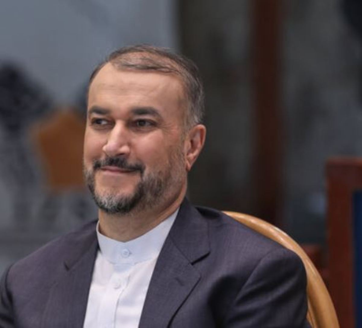 عشق به وطن بر هر امر دیگر مقدم است