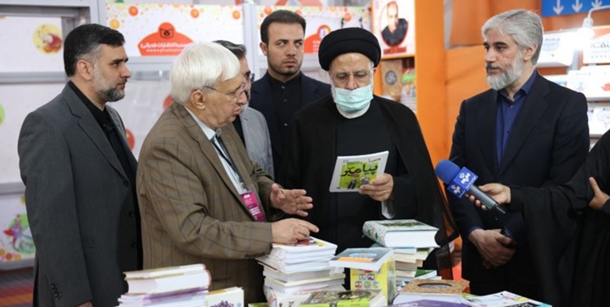 رئیس‌‍جمهور از غرفه‌های مختلف نمایشگاه بین المللی کتاب بازدید کرد