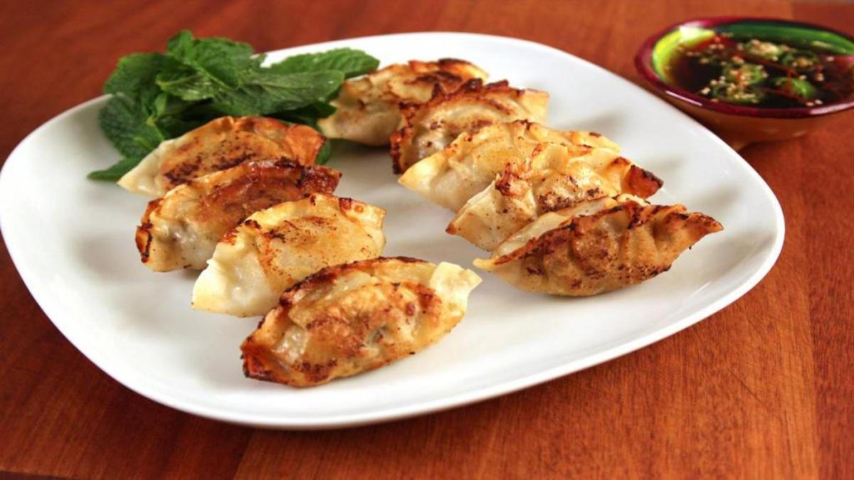یک پیراشکی لذیذ و پر طرفدار با سوسیس و مرغ در خانه درست کنید