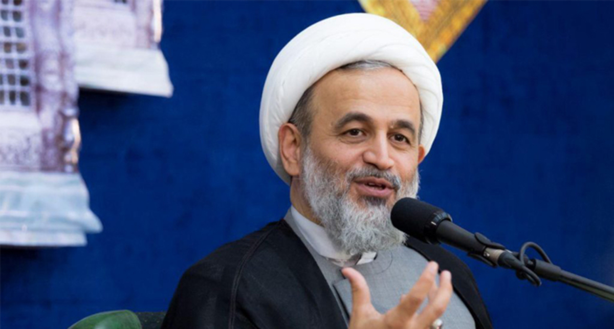 دختران جوان با حجاب به دیگران مهربانی می‌کنند و قدرت خود را نشان می‌دهند