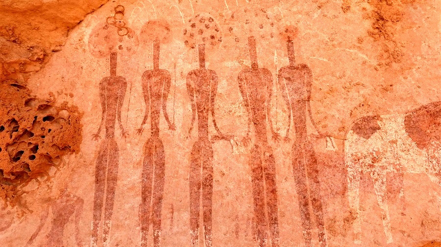 نقاشی‌های باستانی از موجودات فضایی در یک صحرای دور افتاده