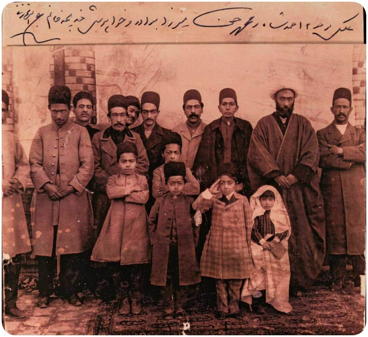 احمدشاه قاجار و خواهر و برادرش در یک قاب