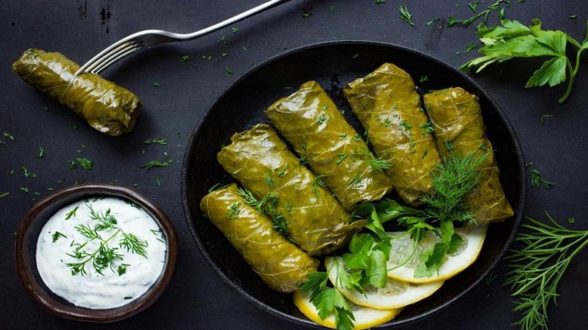 دستور تهیه دلمه پر طرفدار برگ مو با طعمی عالی و انواع چاشنی‌ها