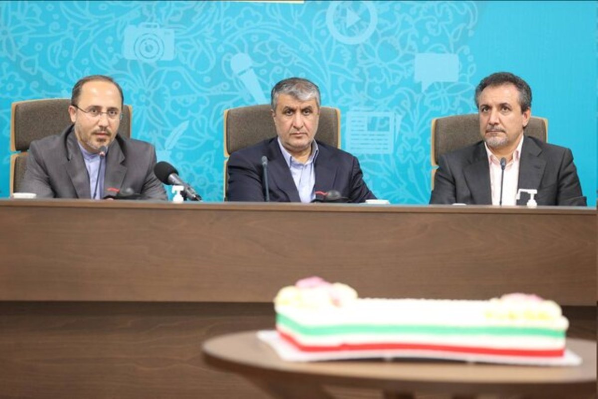 اهدای لوح افتخار ستاره ارتباطی مدیر ارشد به رییس سازمان انرژی اتمی