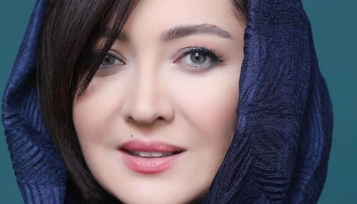 ژست ساده و جذاب “نیکی کریمی” با خانه شماره ۱۱۳ در خارج از کشور + عکس