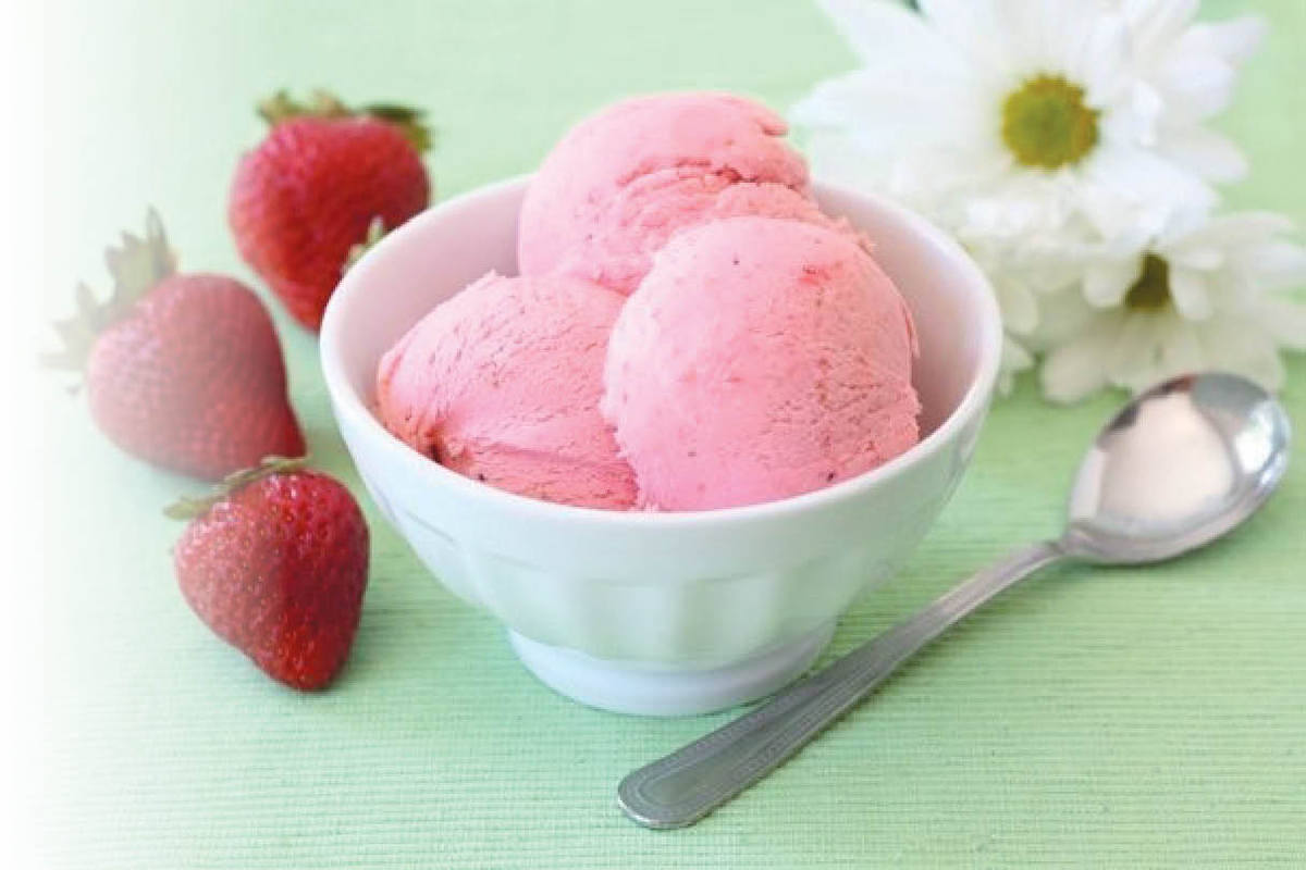 ۹ گام برای درست کردن یک بستنی توت‌فرنگی خوشمزه و به‌صرفه