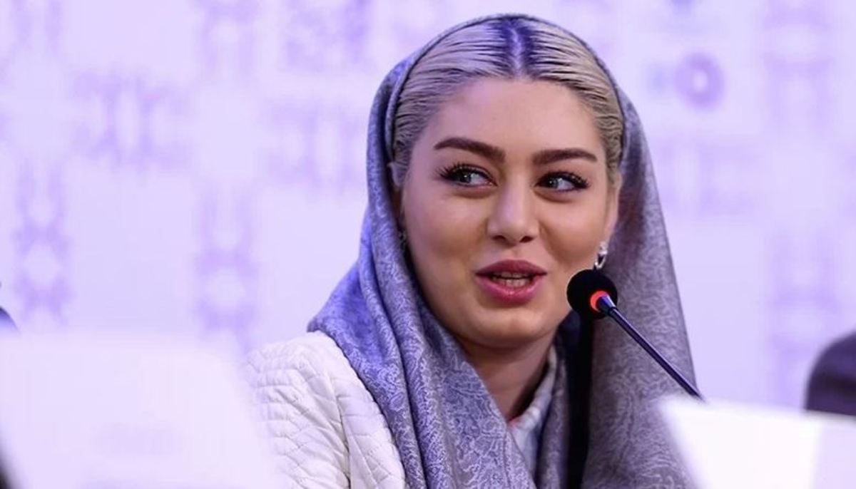 سحر قریشی درحال کشیدن ویپ با تیپی نوجوانانه + عکس