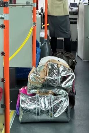 عکس/ “کیم کارداشیان” با کیف ۱۵ هزار دلاری سوار اتوبوس می‌شود!