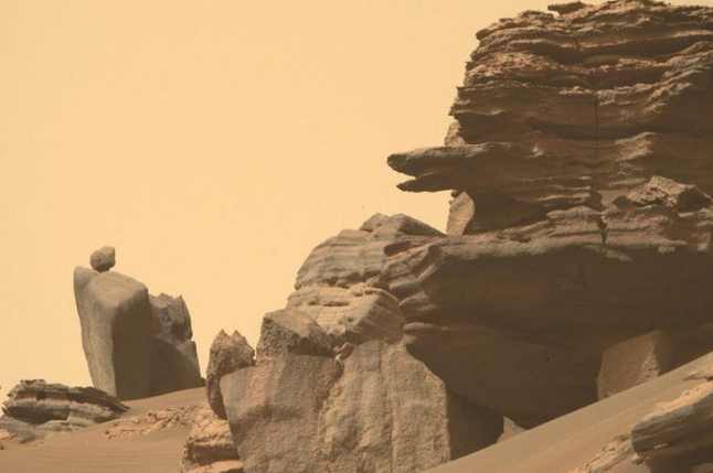 از درگاه بیگانه تا سنگ انگشتی؛ عجایبی که فقط در مریخ می‌بینید