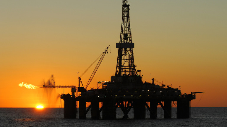 قیمت نفت در مسیر ثبت یک کاهش دیگر ماهانه