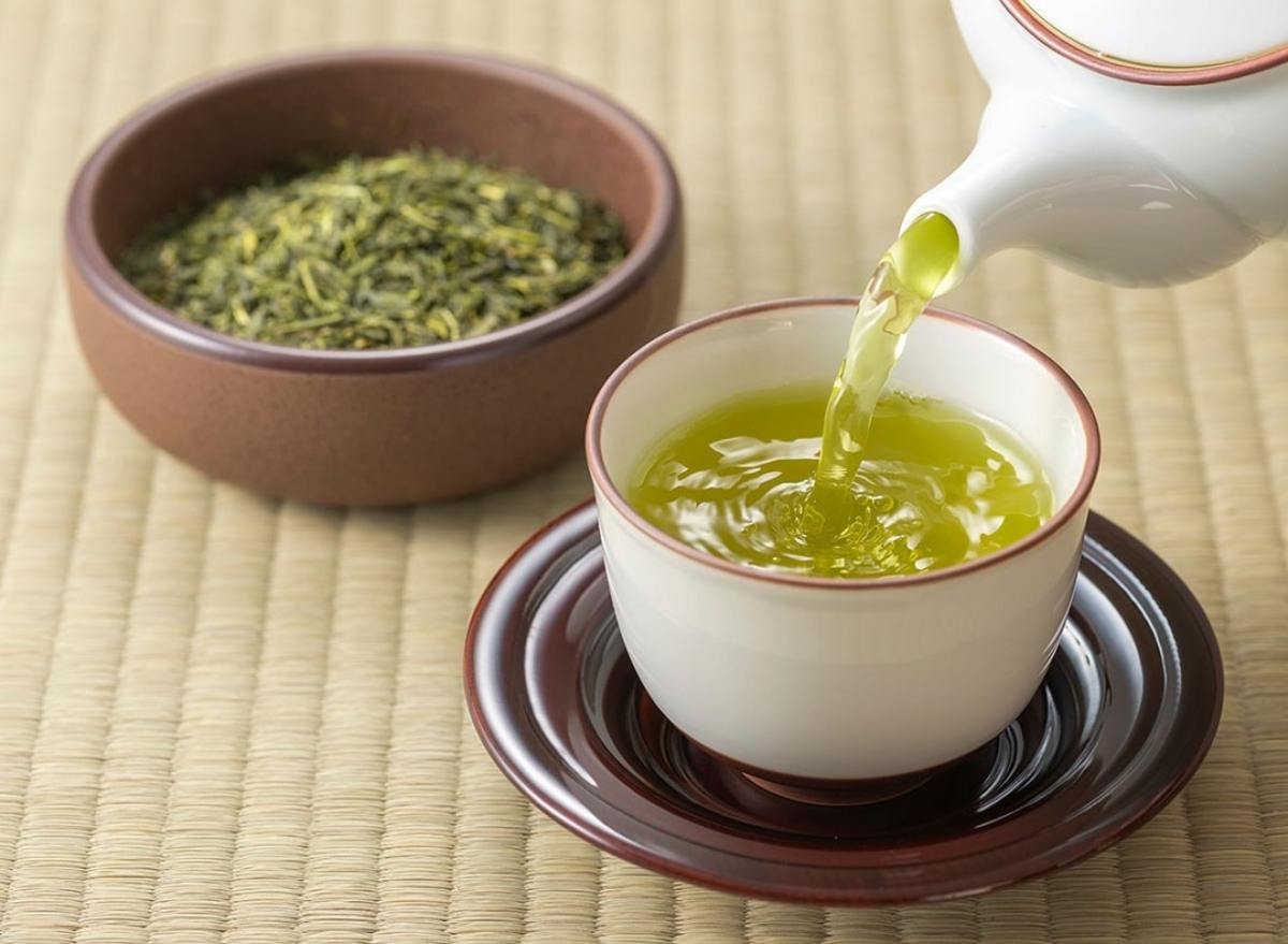 درمان بیماری‌های ناشی از چاقی و اضافه وزن با چای سبز و سیاه