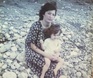شقایق دهقان و مادر بی حجابش در سواحل خزر+عکس