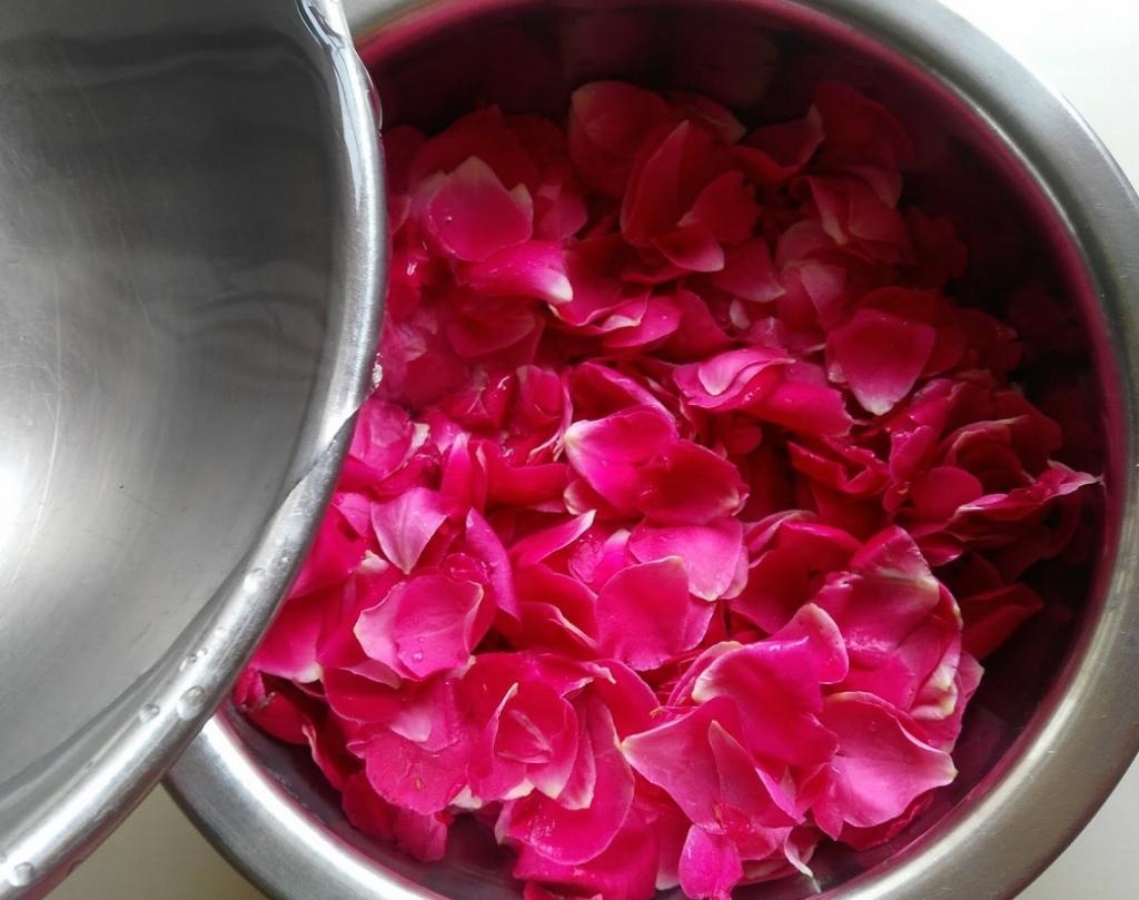 با این روش شربت خوشرنگ ودلچسب گل سرخ را برای مجالس و تولد درست کنید